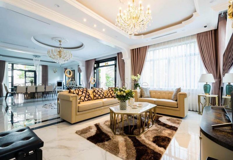 Bộ sofa phòng khách được làm từ gỗ tự nhiên bọc da vô cùng sang trọng và đẳng cấp